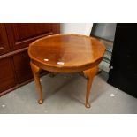 A WALNUTWOOD CIRCA 1930's CIRCUALR COFFEE TABLE, ON CABRIOLE LEGS