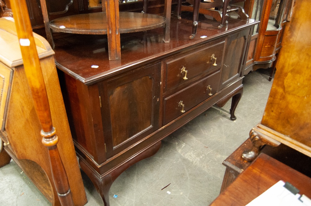 A LARGE, CIRCA 1920S, MAHOGANY MIRROR-BACK SIDEBOARD WITH TWO CENTRAL DRAWERS AND FLANKING