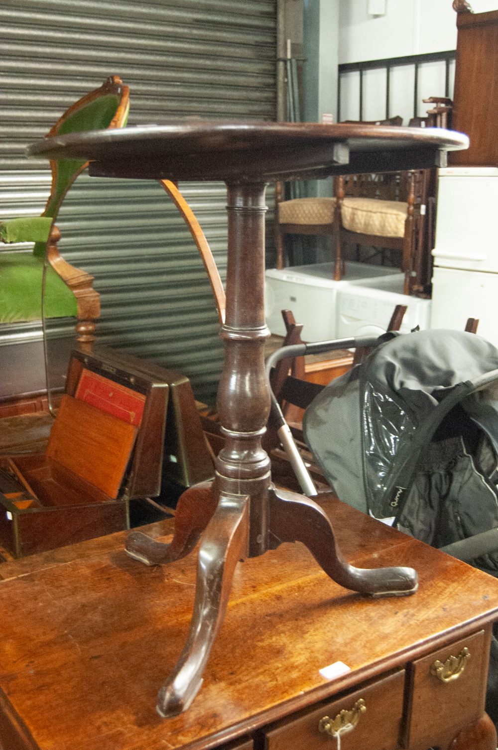 AN ANTIQUE MAHOGANY SNAP TOP TRIPOD OCCASIONAL TABLE, ON BALUSTER TURNED COLUMN