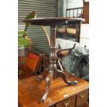 AN ANTIQUE MAHOGANY SNAP TOP TRIPOD OCCASIONAL TABLE, ON BALUSTER TURNED COLUMN