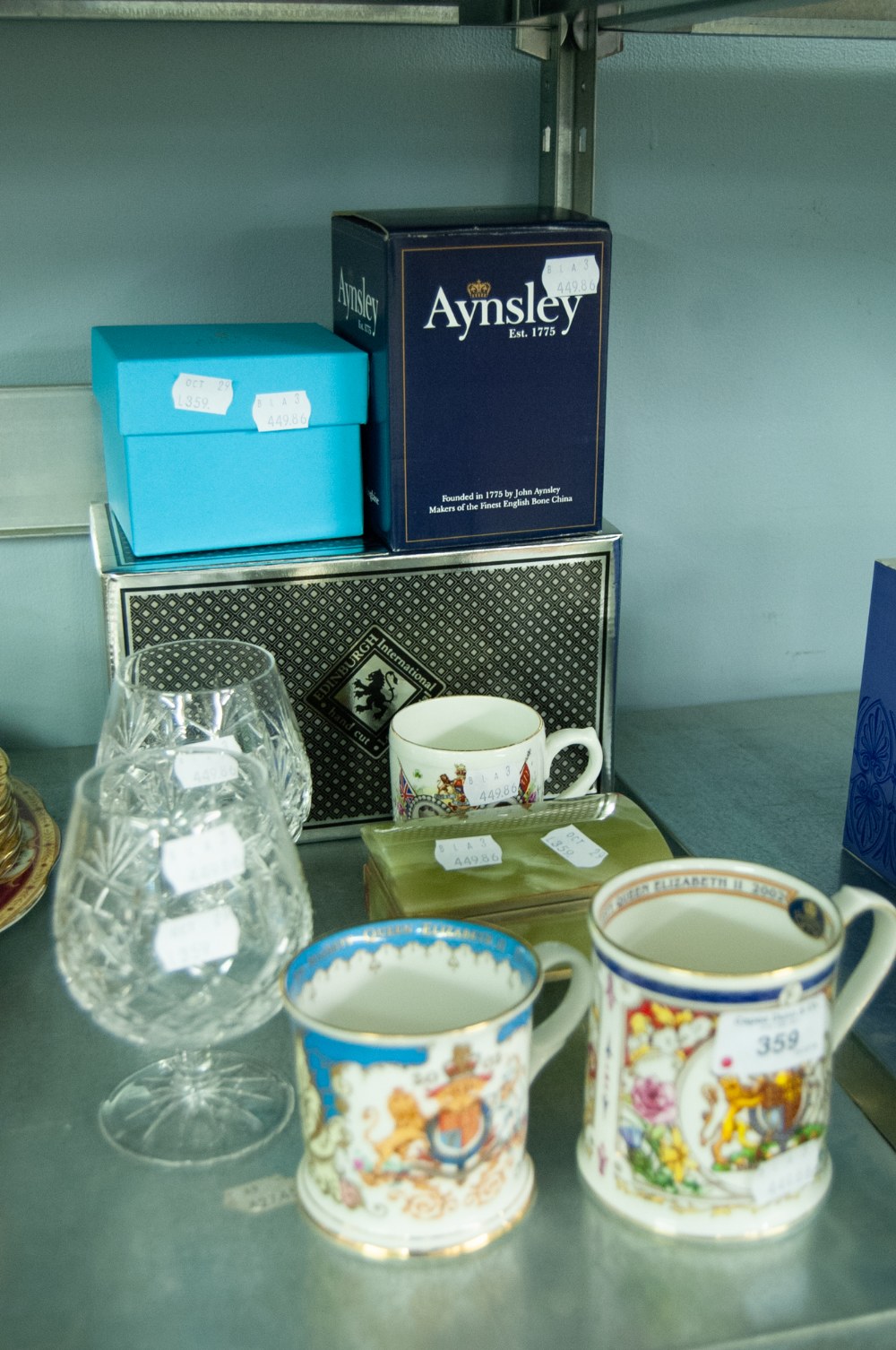 A GREEN ONYX BOX WITH HINGED LID, AYNSLEY COMMEMORATIVE MUG, JUBILEE MUG AND TWO EDINBURGH LEAD