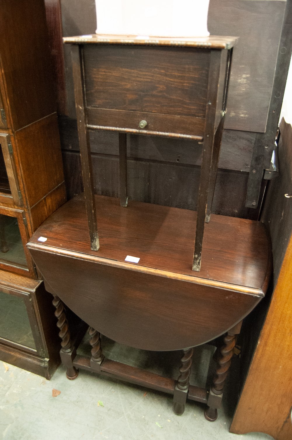 AN OAK OVAL SMALL GATELEG DINING TABLE, ON SPIRAL LEGS AND A LADY'S OAK WORK BOX WITH BEAD AND BAR