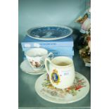 A GROUP OF ROYAL MEMORABILIA PORCELAIN ITEMS TO INCLUDE; FOUR WEDGWOOD WALL PLATES, CORONATION