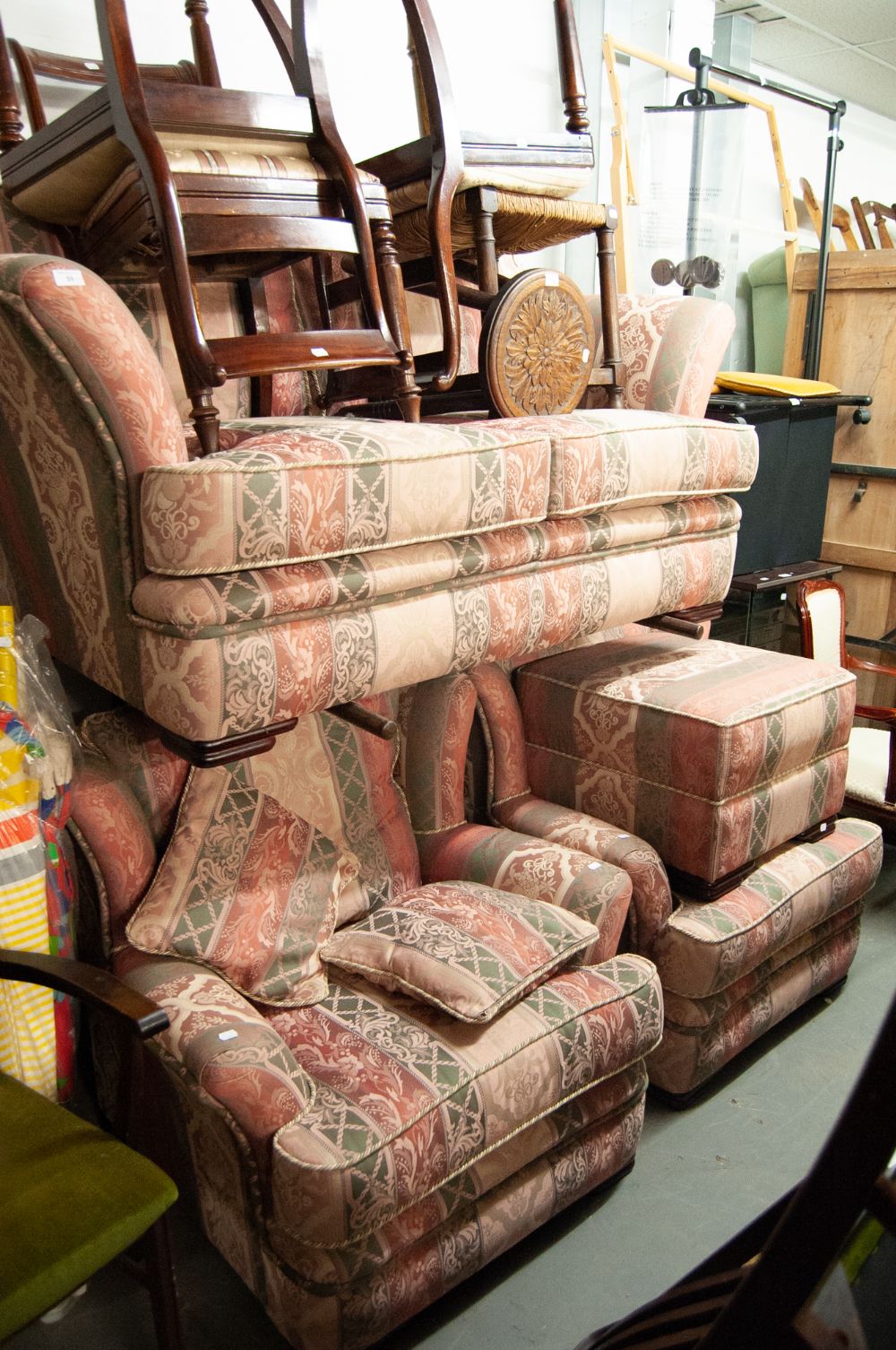 A MODERN FULLY UPHOLSTERED THREE PIECE LOUNGE SUITE WITH POUFFE (4)