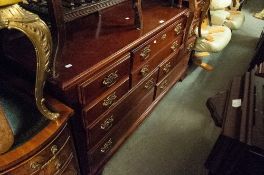 A REPRODUCTION MAHOGANY LARGE CHEST OF DRAWERS/SIDEBOARD, HAVING FOUR SHORT EITHER SIDE OF TWO LONG,