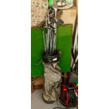 A SET OF VARIOUS VINTAGE GOLF CLUBS, IN BAG