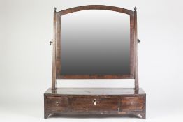 LATE GEORGIAN MAHOGANY TOILET MIRROR, the arch top plate in a crossbanded frame with square supports