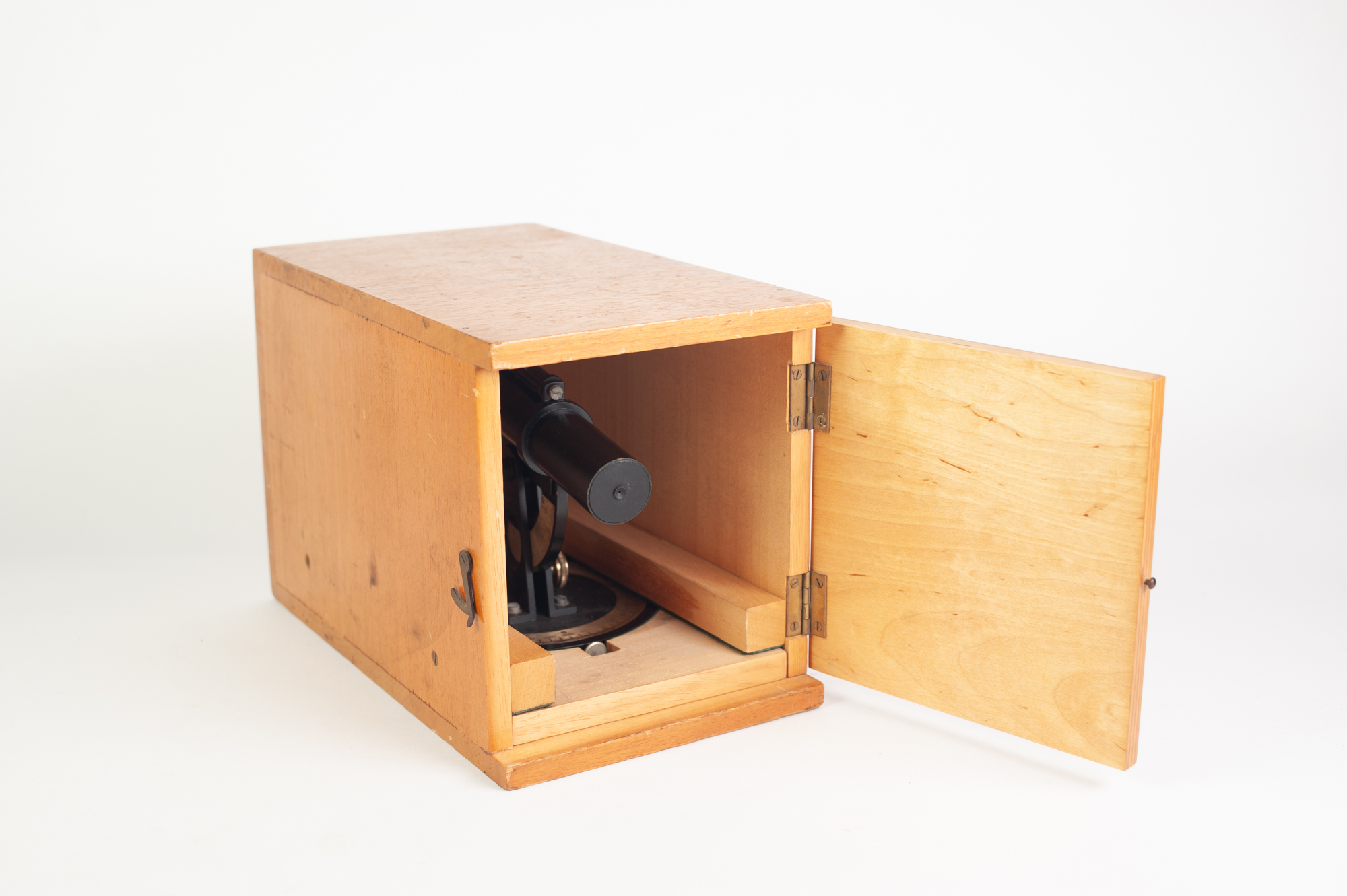 A WOODEN BOXED BLACK JAPANNED METAL OPTICAL INSTRUMENT - Image 5 of 5