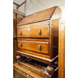 A SMALL, TWO TONE WALNUTWOOD CHEST OF FOUR GRADUATED DRAWERS WITH BRASS DROP HANDLES, 1'4" WIDE