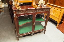 AN EDWARDIAN MAHOGANY DISPLAY CABINET, HAVING TWO GLAZED DOORS ENCLOSING SHAPED SHELF, ALL RAISED ON