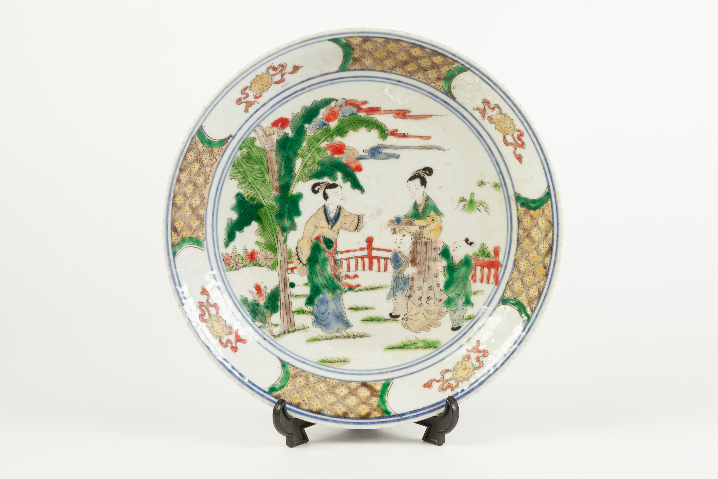 NINETEENTH CENTURY CHINESE FAMILLE VERTE PORCELAIN SAUCER DISH, decorated to the centre with figures