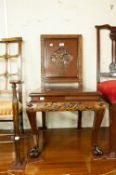 A CHINESE LACQUERED HARDWOOD DINING CHAIR WITH CARVED DETAIL TO THE SOLID BACK, SOLID SEAT OVER