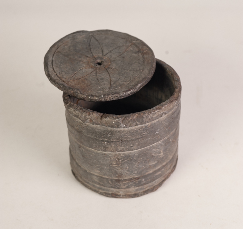 AN AGED LEAD TOBACCO CONTAINER with cover - Image 2 of 3