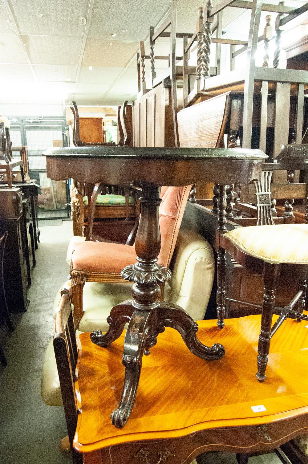 A VICTORIAN WALNUT AND INLAID CIRCUALR PEDESTAL TABLE, WITH SHAPED FRIEZE ON TURNED COLUMN AND