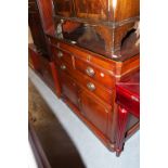 A REPRODUCTION MAHOGANY SIDE CABINET, HAVING VARIOUS DRAWERS OVER CUPBOARD WITH GLASS PROTECTOR TOP