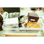 A COLLECTION OF LADIES COSTUME JEWELLERY WITHIN VARIOUS DECORATIVE JEWELLERY BOXES (QUANTITY)