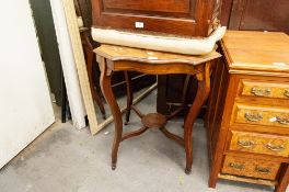 EDWARDIAN WALNUT WOOD OCCASIONAL TABLE WITH BONE AND MARQUETRY BAROQUE INLAY, THE TOP WITH SHAPED