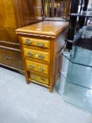 A SMALL, TWO TONE WALNUTWOOD CHEST OF FOUR GRADUATED DRAWERS WITH BRASS DROP HANDLES, 1'4" WIDE