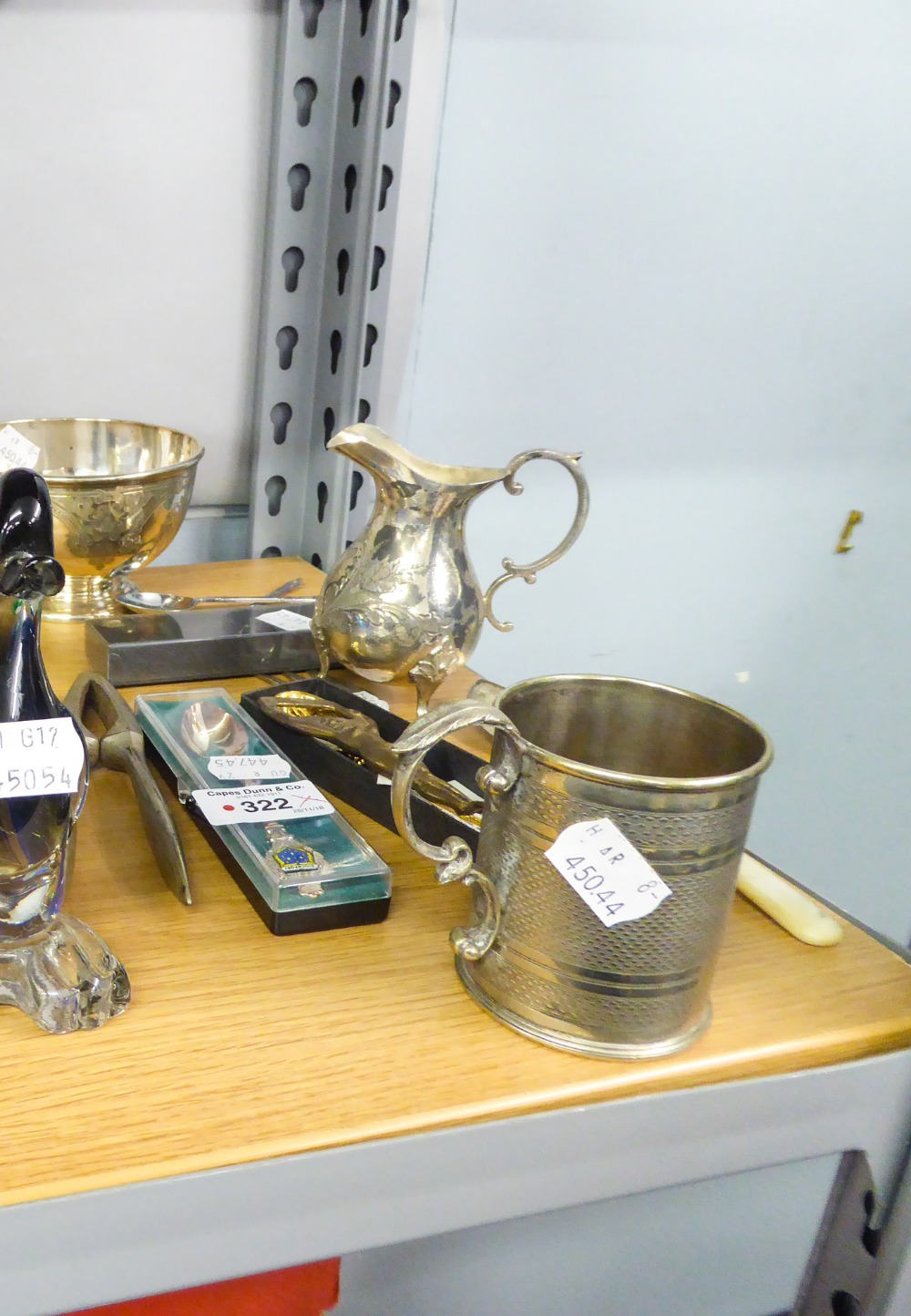 A QUANTITY OF ELECTROPLATE ITEMS TO INCLUDE; A SMALL TANKARD, A BOWL, A JUG WITH SCROLL HANDLES,