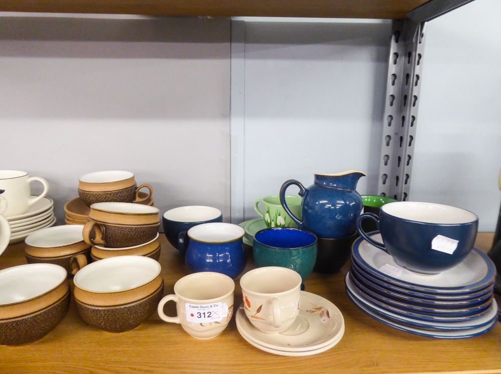 VARIOUS TEA WARES TO INCLUDE FOUR POOLE 'KISMET' PATTERN TEA CUPS AND SAUCERS, SIX DENBY BROWN TEA