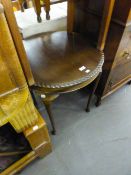 AN EARLY 1900's MAHOGANY CIRCULAR GADROONED TOP OCCASIONAL TABLE ON SLENDER CABRIOLE LEGS