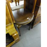 AN EARLY 1900's MAHOGANY CIRCULAR GADROONED TOP OCCASIONAL TABLE ON SLENDER CABRIOLE LEGS