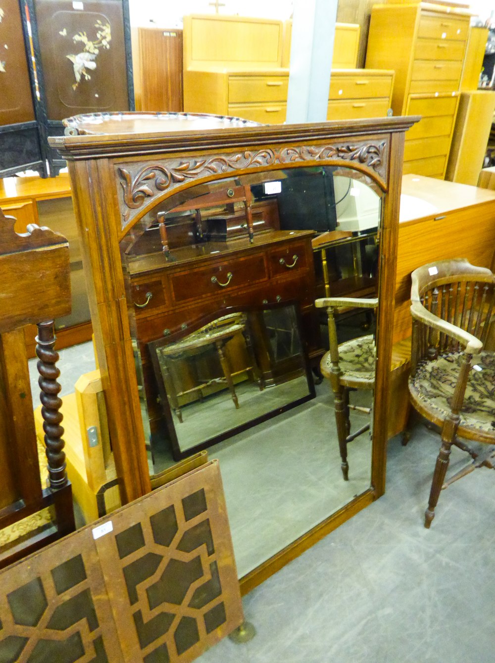 AN EARLY/MID 20th CENTURY MAHOGANY FRAMED WALL MIRROR, CARVED TOP RAIL OVER SHAPED MIRROR