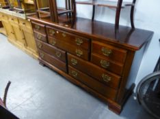 A REPRODUCTION MAHOGANY LARGE CHEST OF DRAWERS/SIDEBOARD, HAVING FOUR SHORT EITHER SIDE OF TWO