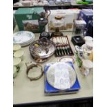 A COLLECTION OF SILVER PLATED ITEMS TO INCLUDE; CAVALIER PLACE MATS; TROPHY CUP ON EBONISED STAND,