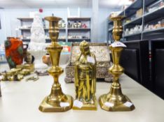 PAIR OF 19th CENTURY BRASS TABLE CANDLESTICKS WITH KNOPPED COLUMNS, ON SQUARE BASES WITH EJECTORS, 9