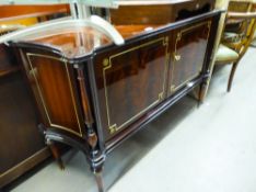 A HIGH GLOSS LACQUERED MAHOGANY TWO DOOR SIDEBOARD, ON TURNED TAPERING LEGS