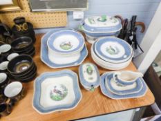 A 30 PIECE EARLY 1900's COPELAND SPODE POTTERY PART DINNER SERVICE OF DR WALL WORCESTER DESIGN