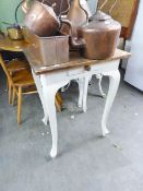 A WHITE FOUR BOW LEGGED PINE COFFEE TABLE WITH DARK STAINED TOP