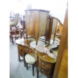 AN EDWARDIAN INLAID AND CROSSBANDED MAHOGANY DRESSING TABLE WITH ASSOCIATED FOLDING TRIPTYCH MIRROR,