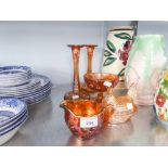 A SMALL GROUP OF ORANGE LUSTRE GLASS ITEMS TO INCLUDE; A COCKEREL ON A BASKET BASE, A PAIR OF