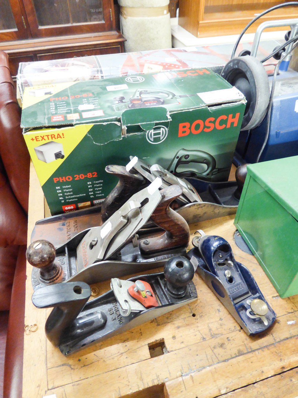 A BOSCH ELECTRIC WOOD PLANE, 4 MODERN HAND WOOD PLANES OF VARYING SIZES