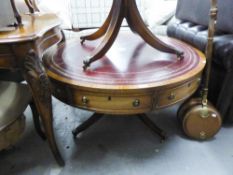 A REPRODUCTION MAHOGANY DRUM TABLE, WITH LEATHER INSET TOP (LOWER)