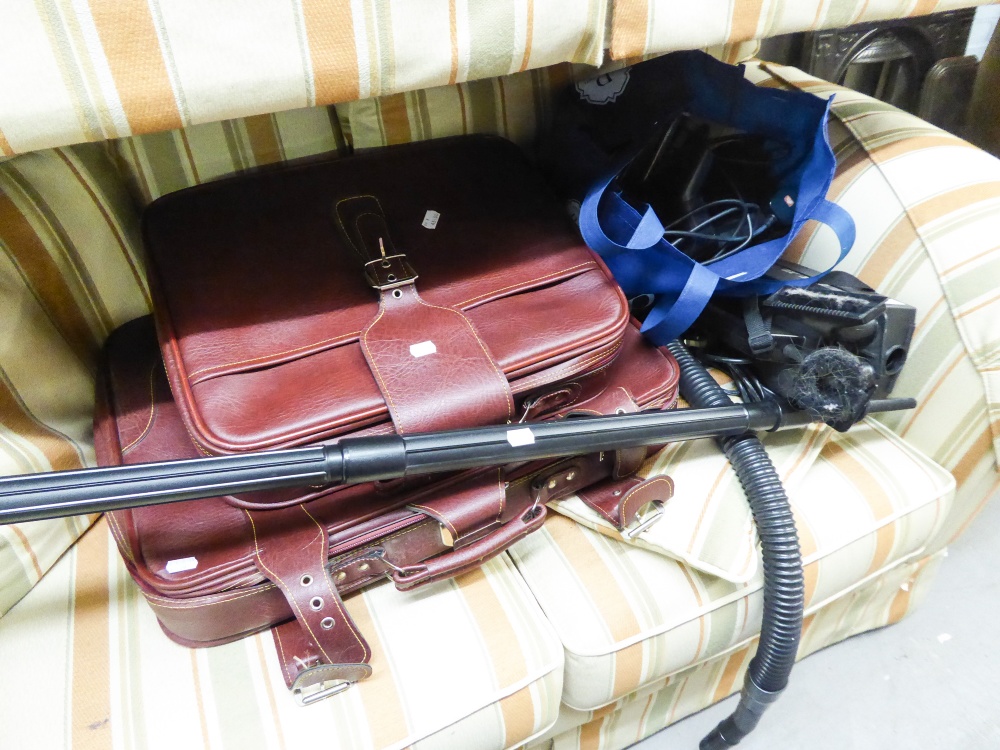 A CYLINDER VACUUM CLEANER AND ACCESSORIES