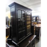 AN EDWARDIAN OAK DISPLAY BOOKCASE, TWO ASTRAGAL GLAZED DOORS ENCLOSING THREE SHELVES, ALL RAISED