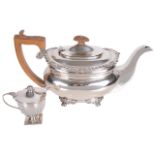 An Edwardian silver teapot, hallmarked Chester 1907