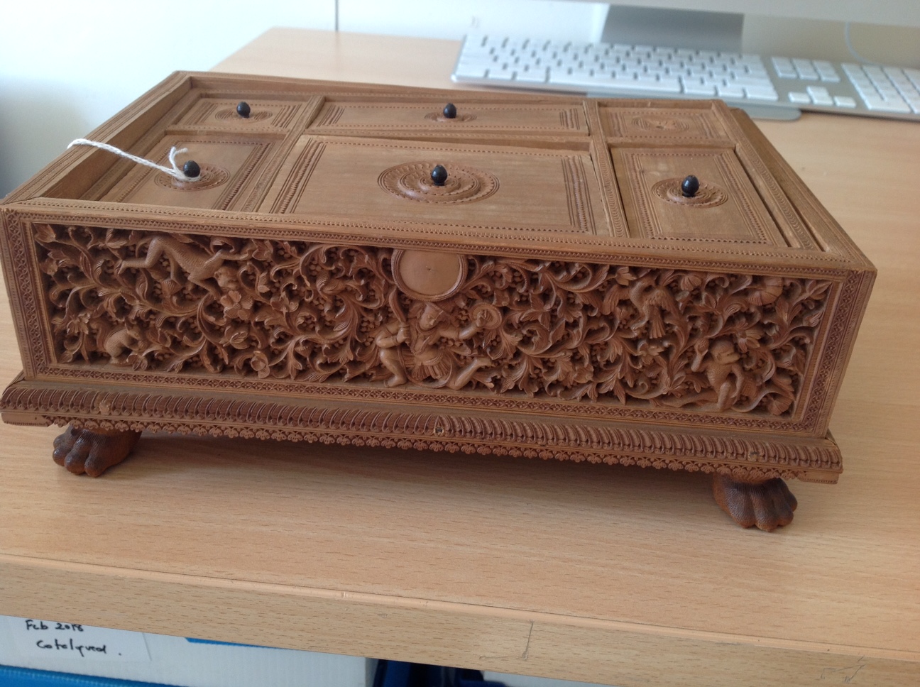 A 19th century Anglo-Indian carved sandalwood casket - Image 7 of 8