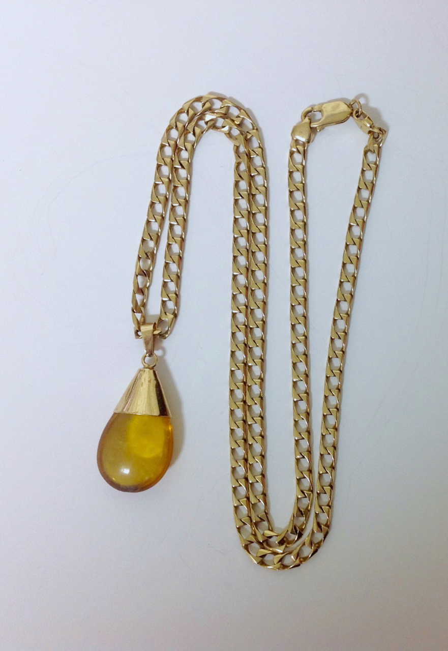 A contemporary amber tear drop pendant on fancy 9ct gold chain - Image 2 of 2