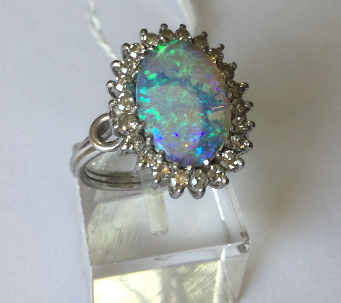 An attractive Continental 18kt opal and diamond dress ring - Image 2 of 3