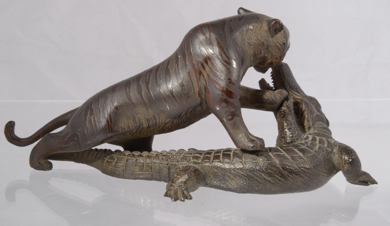 A late 19th century Japanese bronze of a tiger attacking a crocodile probably by Genryusai Seiya - Image 3 of 4