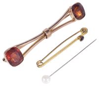 A 9ct gold garnet bar brooch