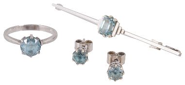 An Art Deco 9ct white gold metal bar brooch set with step cut blue zircon