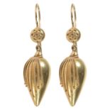 Continental Vict. style .585 gold drop earrings of Etruscan design