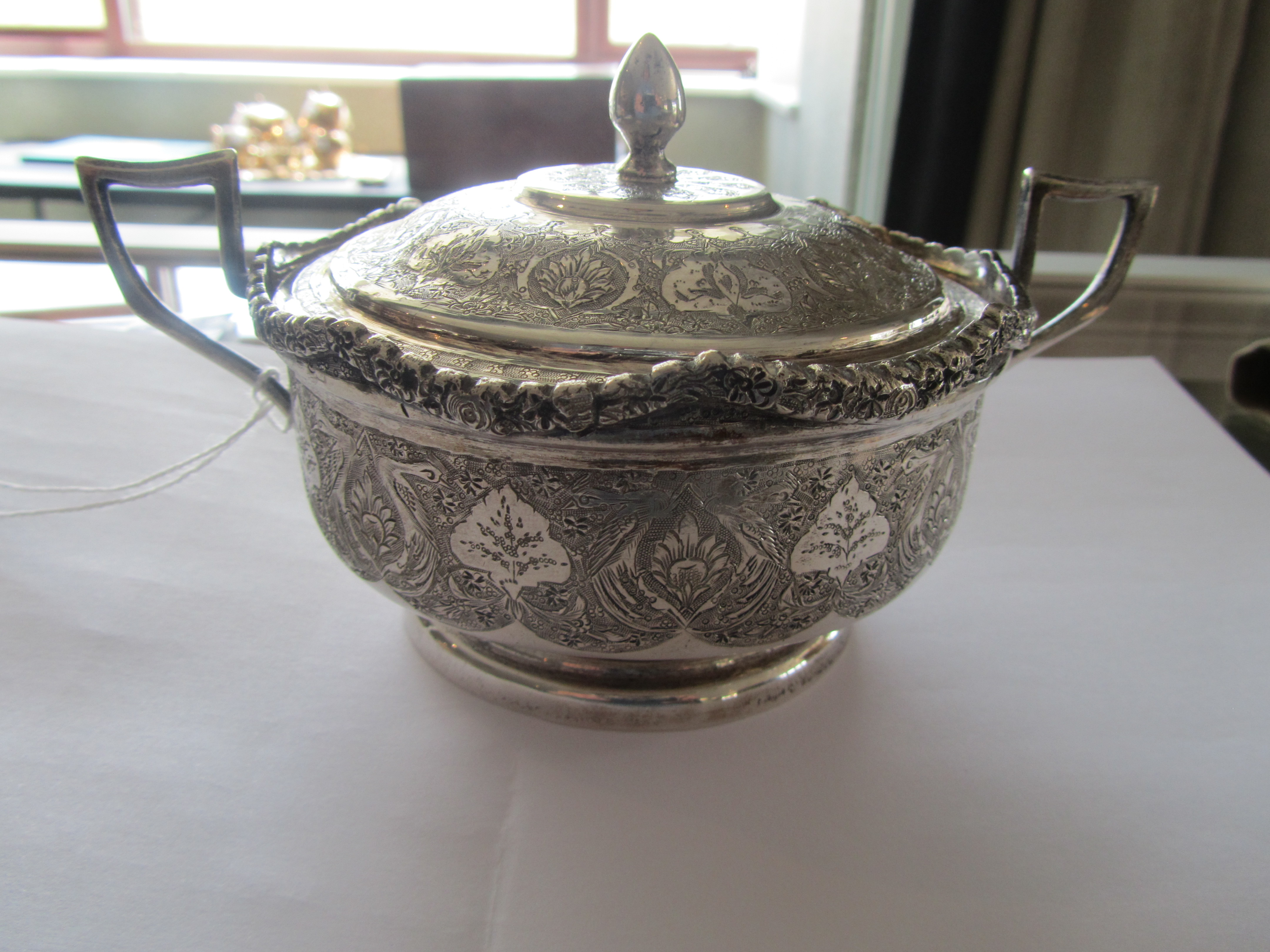 A Persian silver twin handled bowl with lid, early 20th c. - Bild 2 aus 6