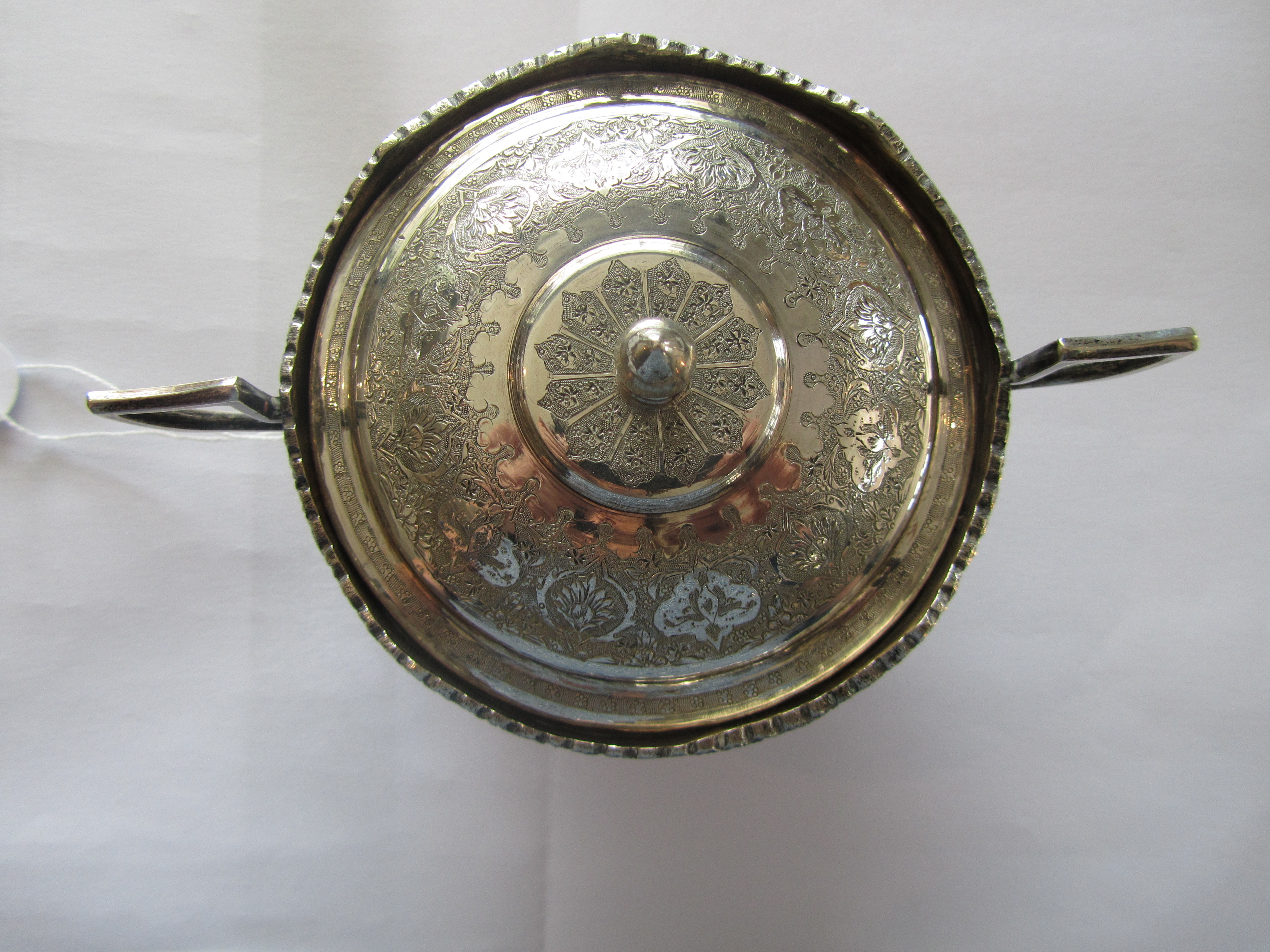 A Persian silver twin handled bowl with lid, early 20th c. - Bild 3 aus 6