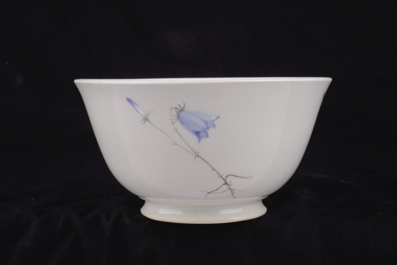 A delightful Royal Worcester porcelain bowl, circa 1919 - Image 2 of 3